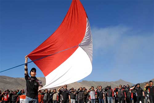 Pengibaran Bendera Merah Putih Anti Mainstream di Indonesia, Lihat yang Kedua! 01 - Finansialku