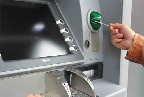 3 Hal Yang Harus Dilakukan Ketika Kartu ATM Tertelan 02 - Finansialku]