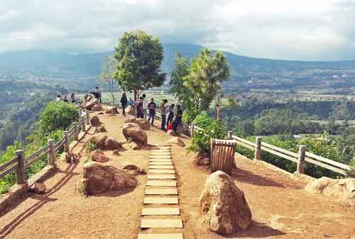 7-Wisata-Alam-Bandung-2.-Tebing-Keraton