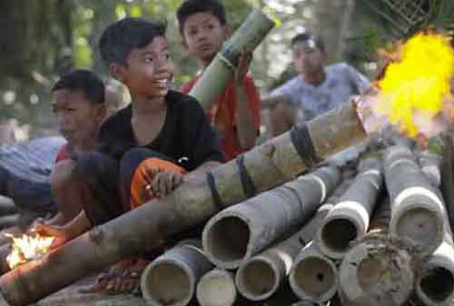 Tradisi Natal Unik Indonesia Meriam Bambu 05a Finansialku