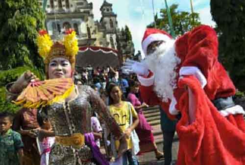 Tradisi Natal Unik Indonesia Ngejot dan Penjor 08a Finansialku