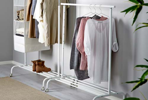 Mau-Renovasi-Rumah-Desain-Minimalis-03-Gantungan-Baju-Finansialku