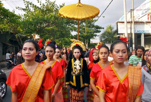 7-Pernikahan-Adat-yang-Paling-Mahal-7-Sasak-Finansialku