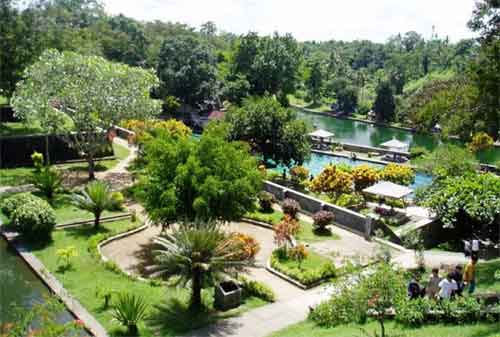 Wisata di Lombok 04 Taman Narmada - Finansialku