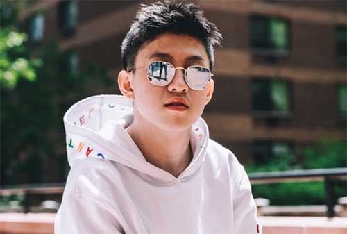 Kisah Sukses Rich Brian, Rapper Indonesia yang Mendunia 02 - Finansialku