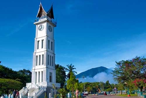 5-Tips-Liburan-Murah-Ala-Mahasiswa-Jam-Gadang-Padang-6-Finansialku