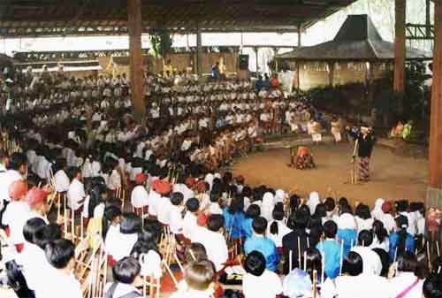 Kisah Sukses Mang Udjo, Pendiri Saung Angklung Udjo 02 - Finansialku