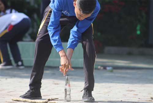 Sejenak Bernostalgia Lomba Agustusan yang Penuh Dengan Kebahagiaan 09 Belut - Finansialku
