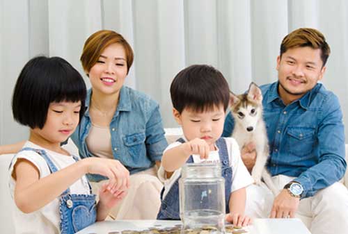 Moms, Dana Pendidikan Itu Penting, Tapi Jangan Boros Dengan 5 Hal Berikut Ya 02 Mengajarkan anak menabung - Finansialku