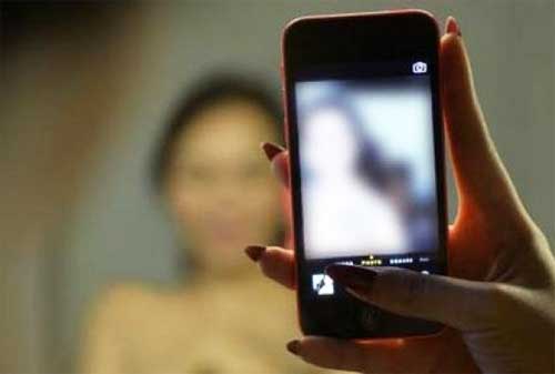 Foto dan Video Bugil Dijadikan Jaminan Utang 02 - Finansialku