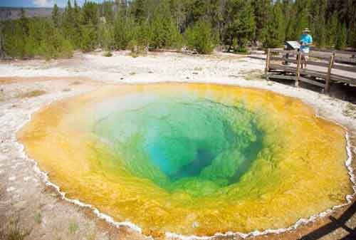 Keren, Bukan Editan! Ini 10+ Tempat Wisata Unik di Dunia 04 Yellowstone - Finansialku