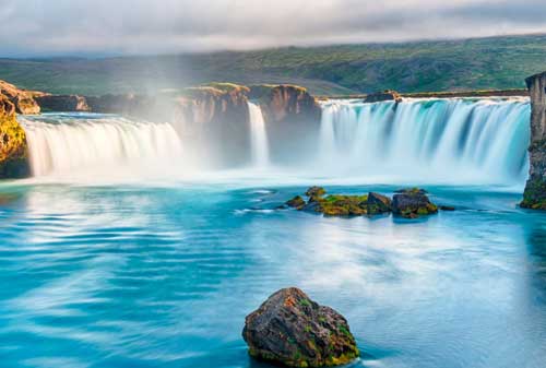 Keren, Bukan Editan! Ini 10+ Tempat Wisata Unik di Dunia 09 Godafoss - Finansialku