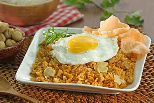 Makanan Terenak di Indonesia yang Terkenal Hingga Mancanegara 04 Nasi Goreng - Finansialku