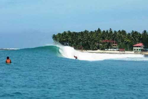 Destinasi Wisata Pulau Nias 04 Pantai Sorake - Finansialku