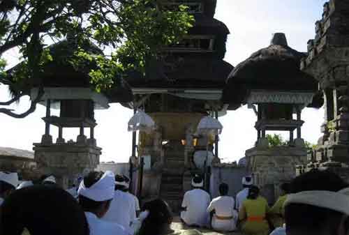 Pergi Ke Bali Jangan Lewatkan! Berkunjung Ke Pura Uluwatu dan Nikmati Keagungannya 02 - Finansialku