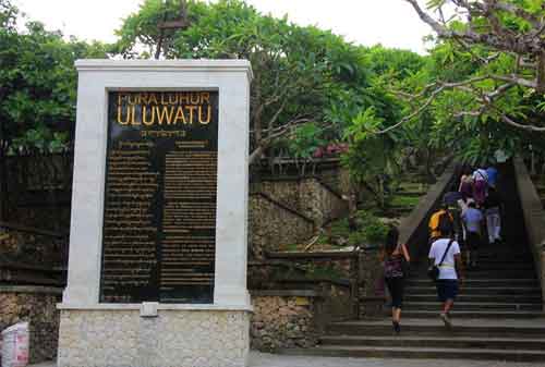Pergi Ke Bali Jangan Lewatkan! Berkunjung Ke Pura Uluwatu dan Nikmati Keagungannya 03 - Finansialku